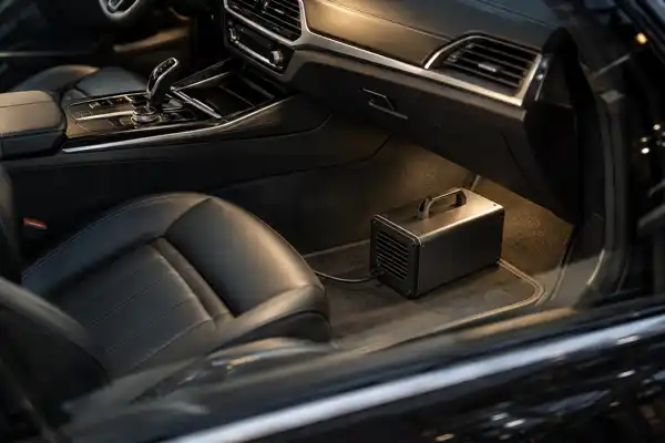 Equipamento de ozônio no interior vazio de um automóvel